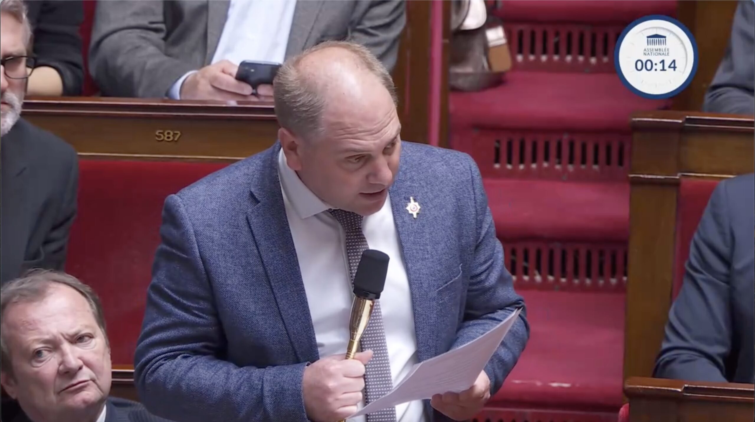 Première question au gouvernement de Julien Brugerolles